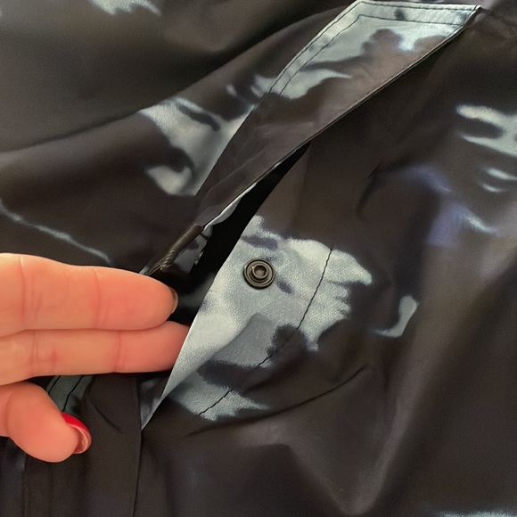 Boy’s/young teen light rain coat - Picture 4 of 4